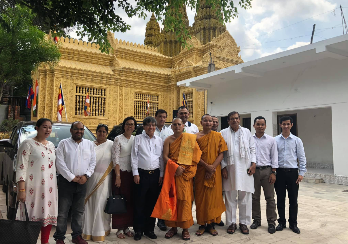 Amit Suden with an international delegation